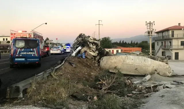 Son dakika haberi | Kontrolden çıkan tır önce bariyerlere sonra elektrik direğine çarpıp devrildi: 2 ölü