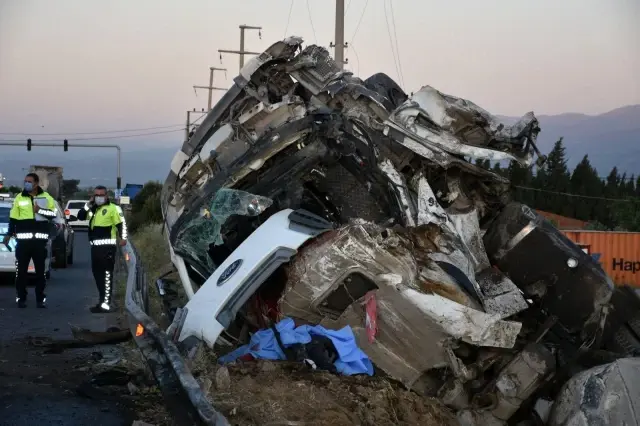 Son dakika haberi | Kontrolden çıkan tır önce bariyerlere sonra elektrik direğine çarpıp devrildi: 2 ölü