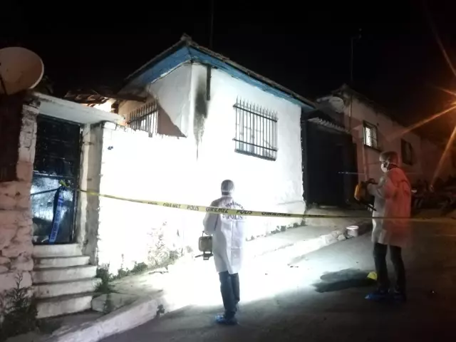 Son dakika haber... İzmir'de molotof atıldığı ileri sürülen müstakil evde yangın çıktı Son dakika haber... İzmir'de molotof atıldığı ileri sürülen müstakil evde yangın çıktı
