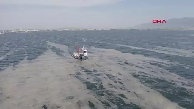 İzmit Körfezi'nden 100 ton deniz salyası toplandı İzmit Körfezi'nden 100 ton deniz salyası toplandı