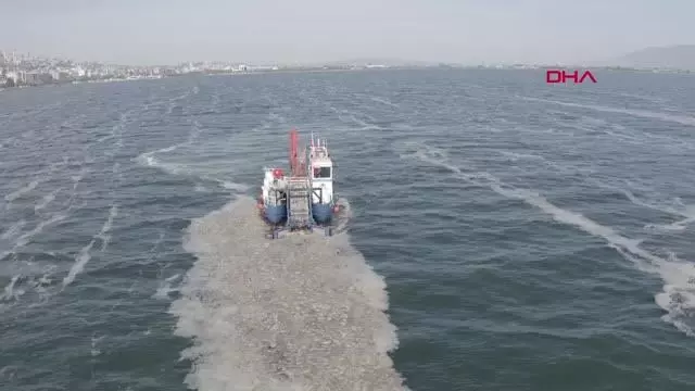 İzmit Körfezi'nden 100 ton deniz salyası toplandı İzmit Körfezi'nden 100 ton deniz salyası toplandı