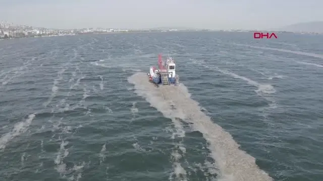 İzmit Körfezi'nden 100 ton deniz salyası toplandı İzmit Körfezi'nden 100 ton deniz salyası toplandı