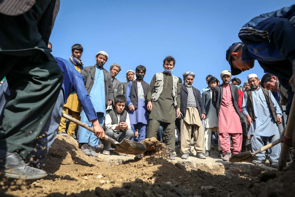 Afganistan'da okul önümdeki patlamada ölü sayısı 68'e yükseldi