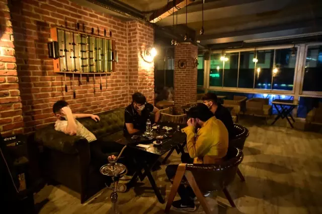 Kafe baskınında şoke eden görüntü...Bir yanda nargile bir yanda fizik tedavi Kafe baskınında şoke eden görüntü...Bir yanda nargile bir yanda fizik tedavi