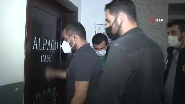 Kafe baskınında şoke eden görüntü...Bir yanda nargile bir yanda fizik tedavi Kafe baskınında şoke eden görüntü...Bir yanda nargile bir yanda fizik tedavi