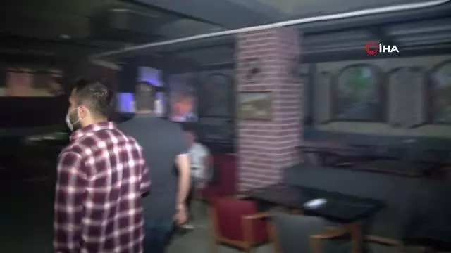 Kafe baskınında şoke eden görüntü...Bir yanda nargile bir yanda fizik tedavi Kafe baskınında şoke eden görüntü...Bir yanda nargile bir yanda fizik tedavi