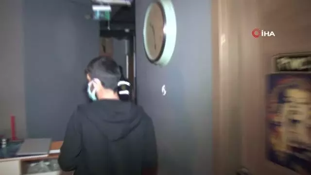 Kafe baskınında şoke eden görüntü...Bir yanda nargile bir yanda fizik tedavi Kafe baskınında şoke eden görüntü...Bir yanda nargile bir yanda fizik tedavi