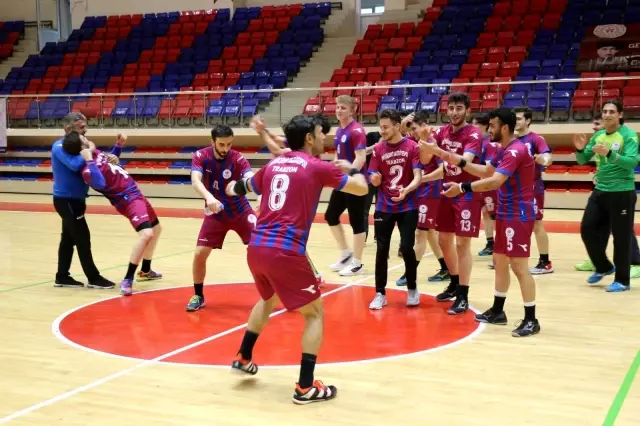 Karadeniz ekibi Erkekler Hentbol Süper Ligi'ne yükselmeyi kolbastı ile kutladı Karadeniz ekibi Erkekler Hentbol Süper Ligi'ne yükselmeyi kolbastı ile kutladı