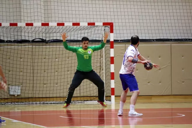 Karadeniz ekibi Erkekler Hentbol Süper Ligi'ne yükselmeyi kolbastı ile kutladı Karadeniz ekibi Erkekler Hentbol Süper Ligi'ne yükselmeyi kolbastı ile kutladı