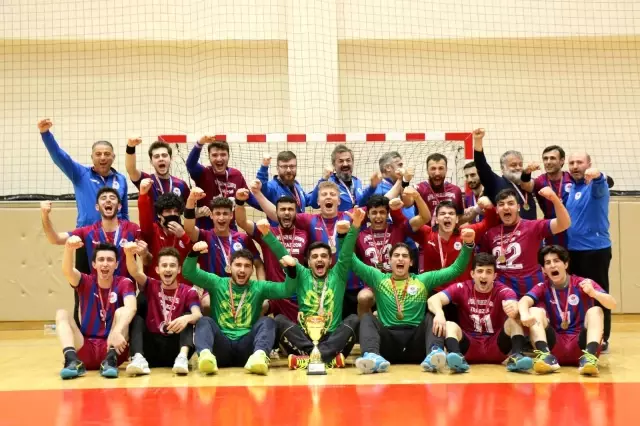 Karadeniz ekibi Erkekler Hentbol Süper Ligi'ne yükselmeyi kolbastı ile kutladı Karadeniz ekibi Erkekler Hentbol Süper Ligi'ne yükselmeyi kolbastı ile kutladı