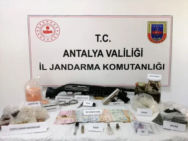 Antalya'da bir kişi uyuşturucu madde ile yakalandı Antalya'da bir kişi uyuşturucu madde ile yakalandı