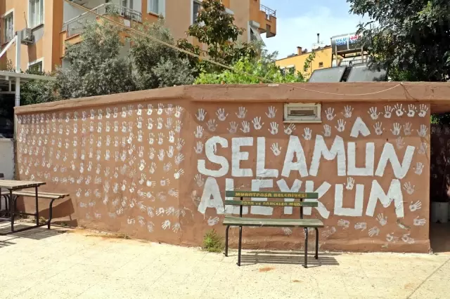 Cami duvarına el çizip 'selamünaleyküm' yazan genç: Güzel olmamış mı, burada kimse birbirine selam vermiyordu Cami duvarına el çizip 'selamünaleyküm' yazan genç: Güzel olmamış mı, burada kimse birbirine selam vermiyordu