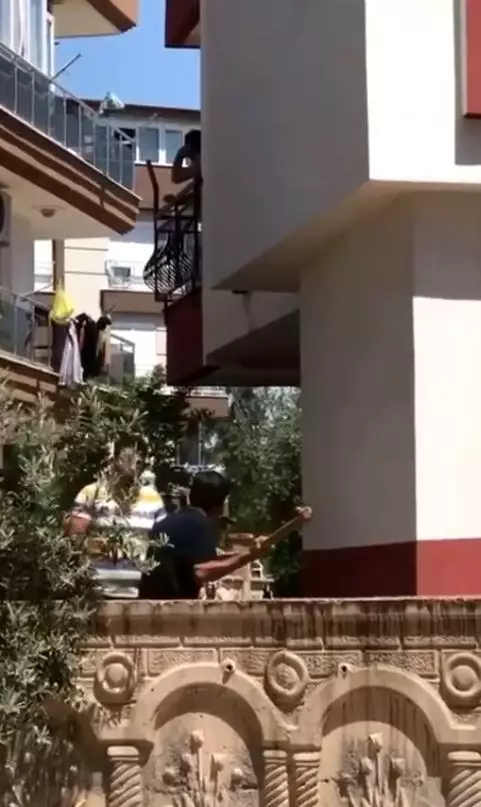 Kiracısına kızdı, 2 metrelik sopa ile saldırdı Kiracısına kızdı, 2 metrelik sopa ile saldırdı