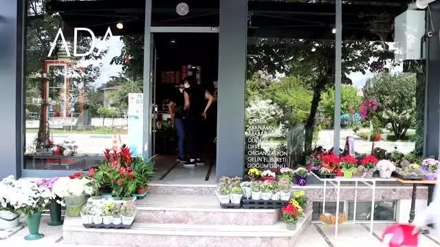 En güzel çiçekler 'Seni çok özledim' notuyla annelere veriliyor En güzel çiçekler 'Seni çok özledim' notuyla annelere veriliyor
