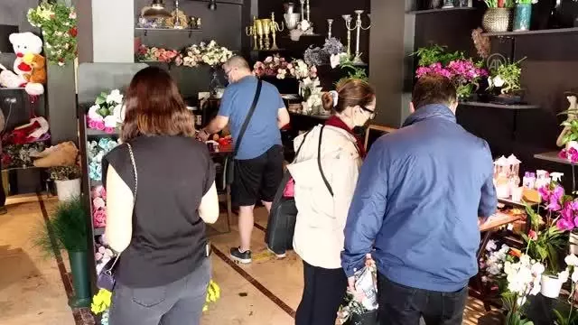 En güzel çiçekler 'Seni çok özledim' notuyla annelere veriliyor En güzel çiçekler 'Seni çok özledim' notuyla annelere veriliyor