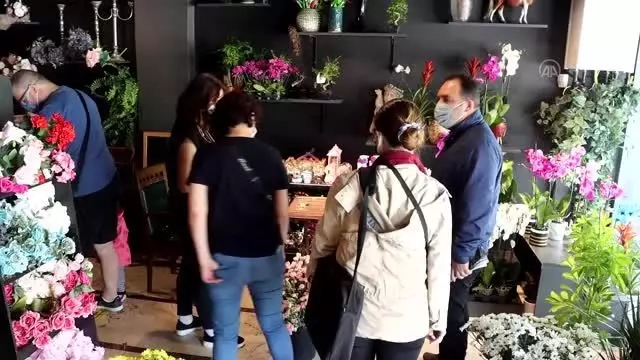 En güzel çiçekler 'Seni çok özledim' notuyla annelere veriliyor En güzel çiçekler 'Seni çok özledim' notuyla annelere veriliyor
