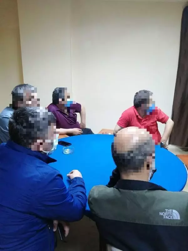 KOCAELİ'DE KUMAR BASKININDA YAKALANAN 25 KİŞİYE CEZA KESİLDİ KOCAELİ'DE KUMAR BASKININDA YAKALANAN 25 KİŞİYE CEZA KESİLDİ