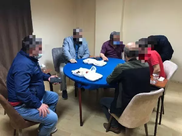 KOCAELİ'DE KUMAR BASKININDA YAKALANAN 25 KİŞİYE CEZA KESİLDİ KOCAELİ'DE KUMAR BASKININDA YAKALANAN 25 KİŞİYE CEZA KESİLDİ