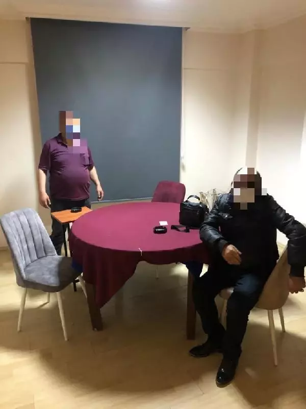 KOCAELİ'DE KUMAR BASKININDA YAKALANAN 25 KİŞİYE CEZA KESİLDİ KOCAELİ'DE KUMAR BASKININDA YAKALANAN 25 KİŞİYE CEZA KESİLDİ