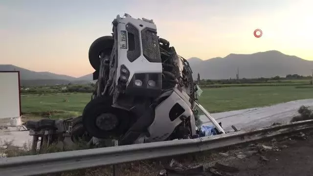 Son dakika haberi | Kontrolden çıkan tır önce bariyerlere sonra elektrik direğine çarpıp devrildi: 2 ölü