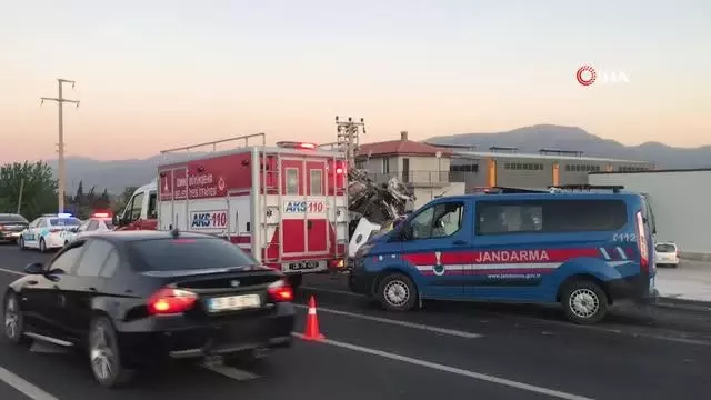 Son dakika haberi | Kontrolden çıkan tır önce bariyerlere sonra elektrik direğine çarpıp devrildi: 2 ölü