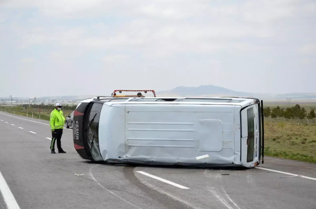 Konya'da işçileri taşıyan minibüs devrildi: 4 yaralı