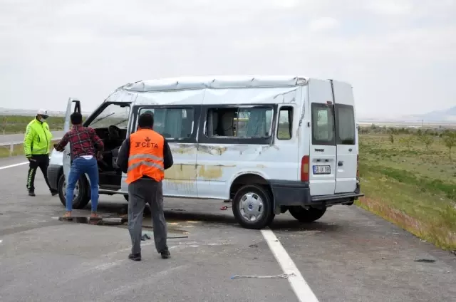Konya'da işçileri taşıyan minibüs devrildi: 4 yaralı Konya'da işçileri taşıyan minibüs devrildi: 4 yaralı