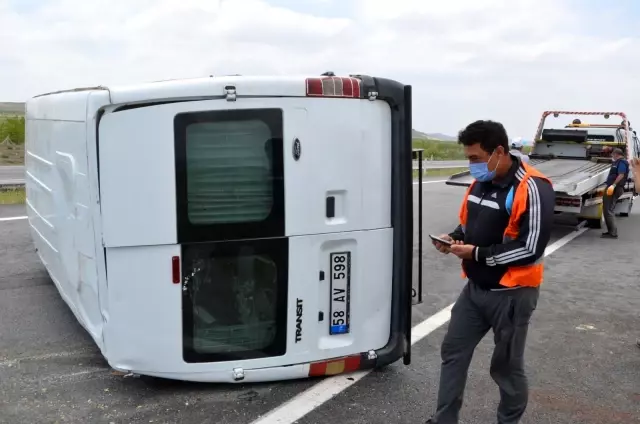 Konya'da işçileri taşıyan minibüs devrildi: 4 yaralı Konya'da işçileri taşıyan minibüs devrildi: 4 yaralı