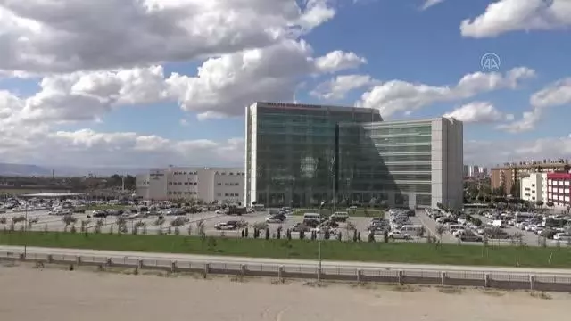 Kovid-19 nedeniyle 40 günlük ikizlerinden ayrı kalan anneye görüntülü görüşme sürprizi Kovid-19 nedeniyle 40 günlük ikizlerinden ayrı kalan anneye görüntülü görüşme sürprizi