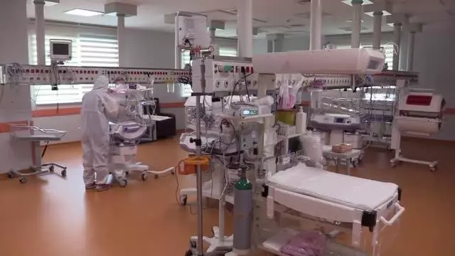 Kovid-19 nedeniyle 40 günlük ikizlerinden ayrı kalan anneye görüntülü görüşme sürprizi Kovid-19 nedeniyle 40 günlük ikizlerinden ayrı kalan anneye görüntülü görüşme sürprizi