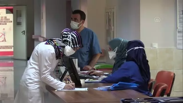 Kovid-19 servisinde görevli hemşireler Anneler Günü'nü evlatlarından uzakta nöbette geçiriyor Kovid-19 servisinde görevli hemşireler Anneler Günü'nü evlatlarından uzakta nöbette geçiriyor