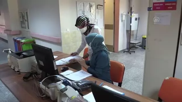 Kovid-19 servisinde görevli hemşireler Anneler Günü'nü evlatlarından uzakta nöbette geçiriyor Kovid-19 servisinde görevli hemşireler Anneler Günü'nü evlatlarından uzakta nöbette geçiriyor