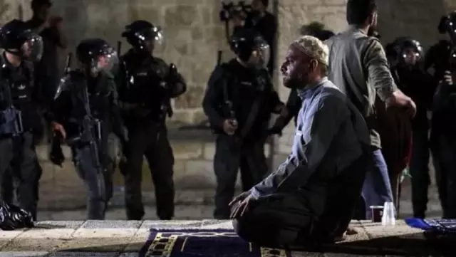 Mescid-i Aksa İmamı Sabri uyardı: İsrail pazartesi günü işgale hazırlanıyor Mescid-i Aksa İmamı Sabri uyardı: İsrail pazartesi günü işgale hazırlanıyor