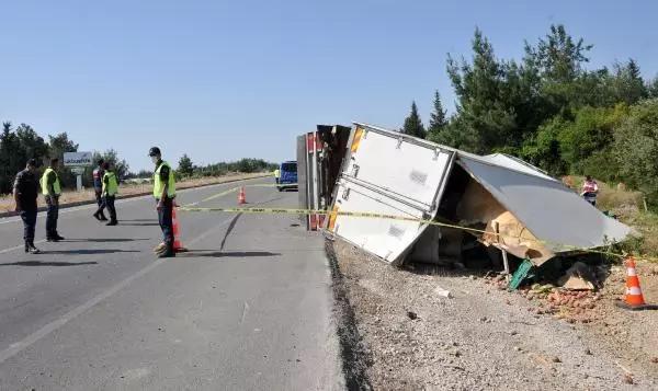 Meyve yüklü kamyon devrildi, şoför öldü Meyve yüklü kamyon devrildi, şoför öldü