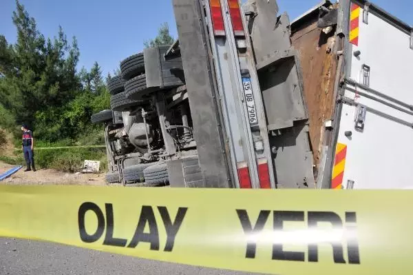 Meyve yüklü kamyon devrildi, şoför öldü Meyve yüklü kamyon devrildi, şoför öldü