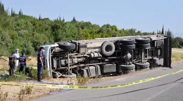 Meyve yüklü kamyon devrildi, şoför öldü Meyve yüklü kamyon devrildi, şoför öldü
