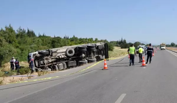 Meyve yüklü kamyon devrildi, şoför öldü Meyve yüklü kamyon devrildi, şoför öldü