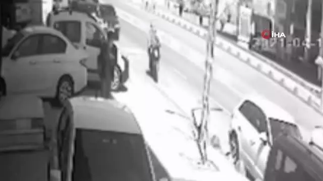 Son dakika haber: İstanbul'da motosikletli kapkaççı dehşeti kamerada Son dakika haber: İstanbul'da motosikletli kapkaççı dehşeti kamerada