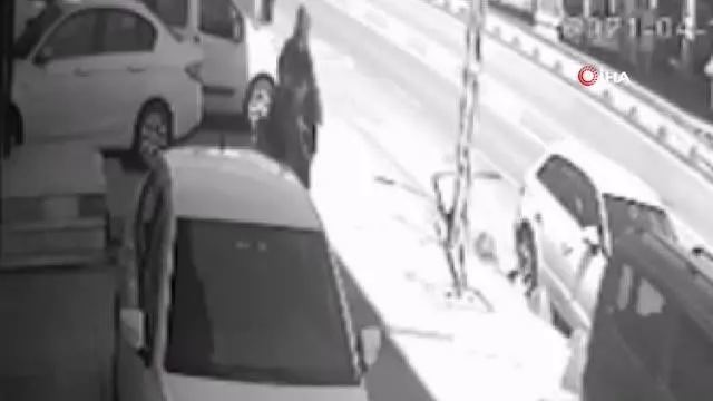 Son dakika haber: İstanbul'da motosikletli kapkaççı dehşeti kamerada Son dakika haber: İstanbul'da motosikletli kapkaççı dehşeti kamerada