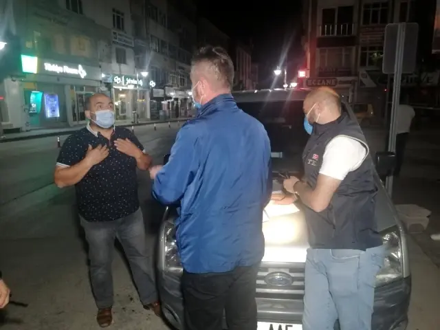 Muayenesiz araçla kısıtlamayı delen sürücüden polise: 'Şov yapmayın' Muayenesiz araçla kısıtlamayı delen sürücüden polise: 'Şov yapmayın'