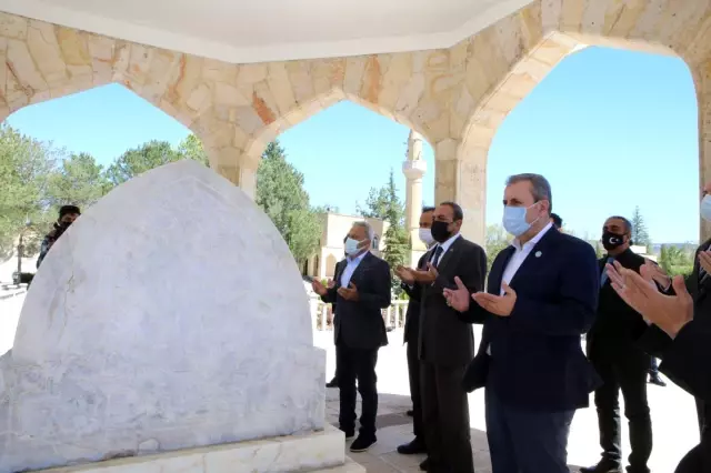 Mustafa Destici Yunus Emre'nin kabrini ziyaret etti Mustafa Destici Yunus Emre'nin kabrini ziyaret etti