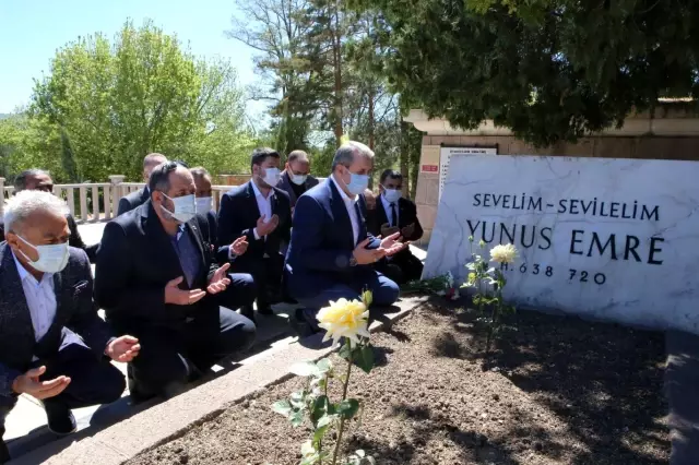 Mustafa Destici Yunus Emre'nin kabrini ziyaret etti Mustafa Destici Yunus Emre'nin kabrini ziyaret etti