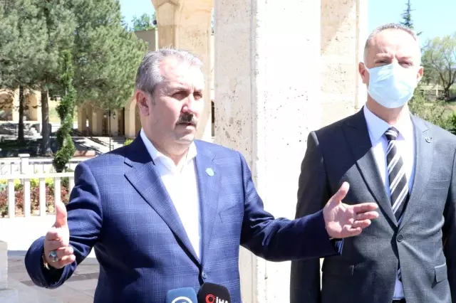 Mustafa Destici Yunus Emre'nin kabrini ziyaret etti Mustafa Destici Yunus Emre'nin kabrini ziyaret etti