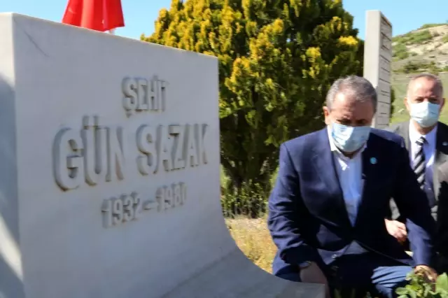 Mustafa Destici Yunus Emre'nin kabrini ziyaret etti Mustafa Destici Yunus Emre'nin kabrini ziyaret etti