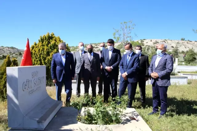 Mustafa Destici Yunus Emre'nin kabrini ziyaret etti Mustafa Destici Yunus Emre'nin kabrini ziyaret etti