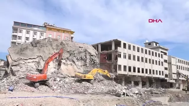 Rize'de dolgudaki son riskli bina da yıkıldı; tek darbe yetti Rize'de dolgudaki son riskli bina da yıkıldı; tek darbe yetti