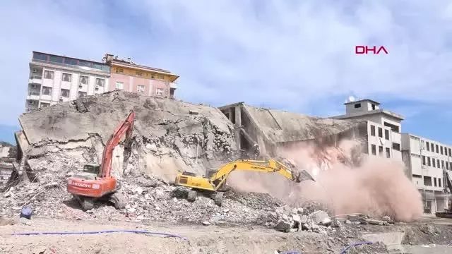 Rize'de dolgudaki son riskli bina da yıkıldı; tek darbe yetti Rize'de dolgudaki son riskli bina da yıkıldı; tek darbe yetti