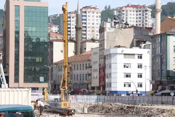 Rize'de dolgudaki son riskli bina da yıkıldı; tek darbe yetti Rize'de dolgudaki son riskli bina da yıkıldı; tek darbe yetti