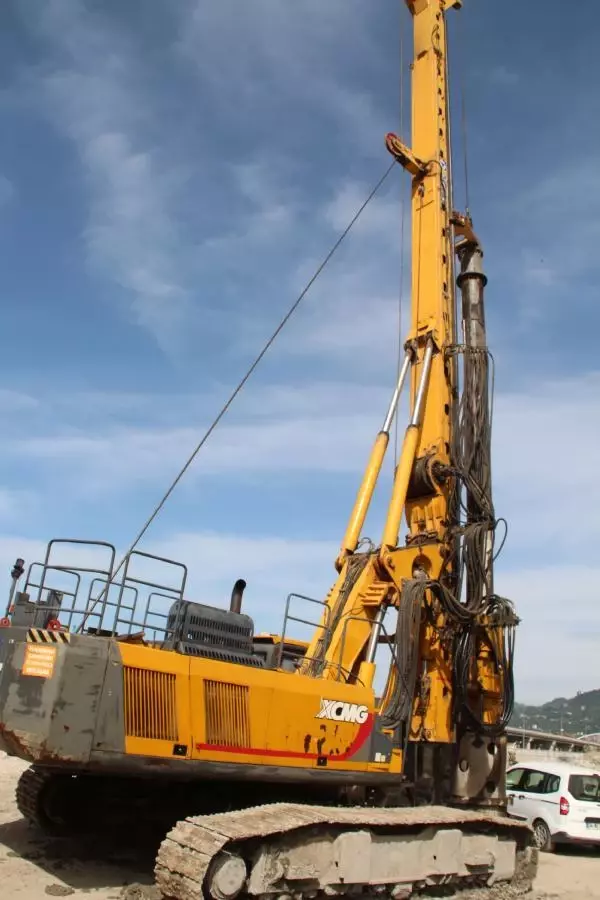 Rize'de dolgudaki son riskli bina da yıkıldı; tek darbe yetti Rize'de dolgudaki son riskli bina da yıkıldı; tek darbe yetti