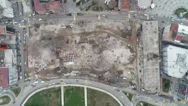 Rize'de dolgudaki son riskli bina da yıkıldı; tek darbe yetti Rize'de dolgudaki son riskli bina da yıkıldı; tek darbe yetti